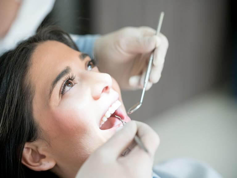 kobieta leczona u dentysty